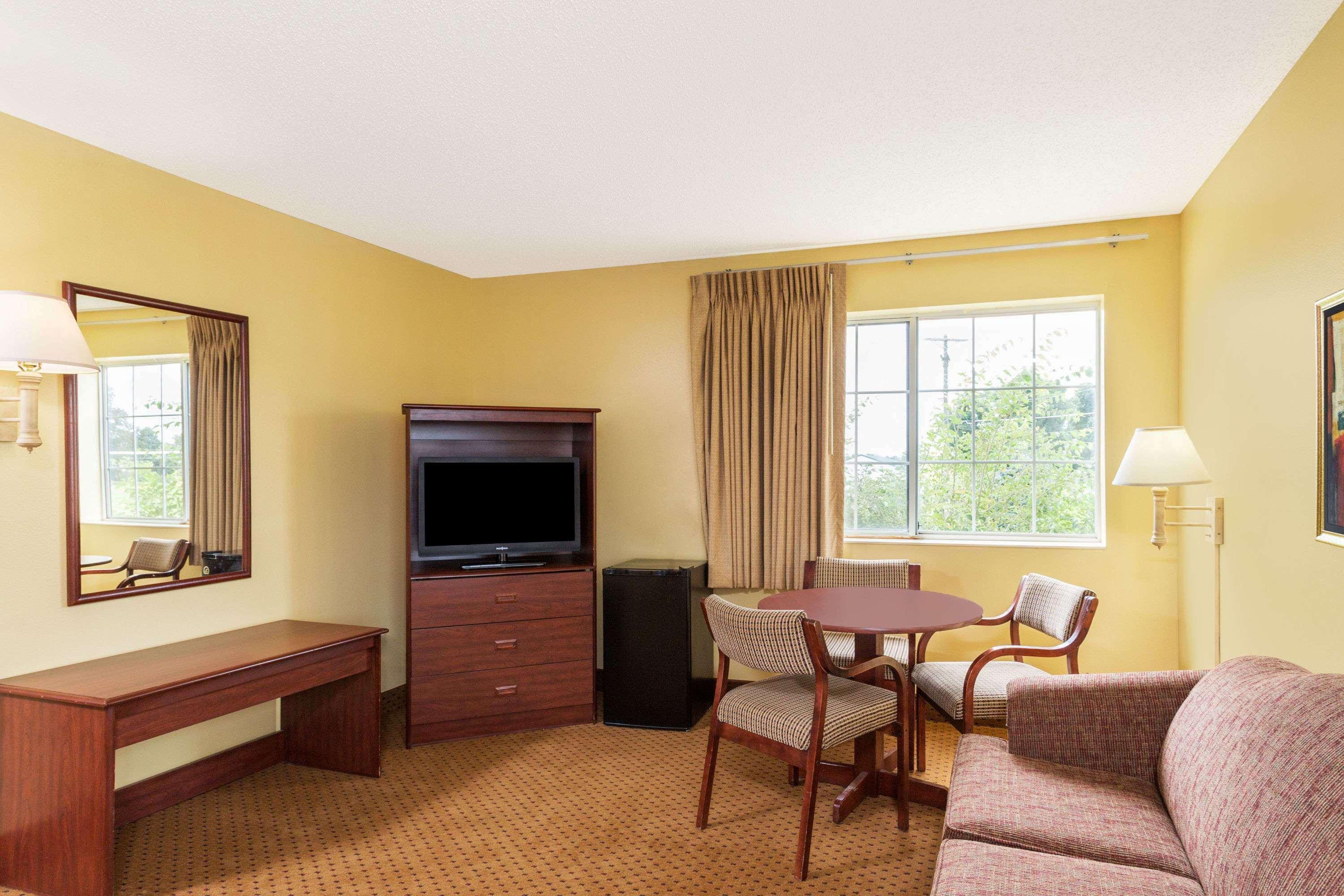 Super 8 By Wyndham Osage Hotel Exterior photo